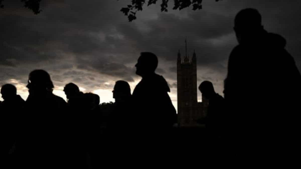 Teenager sexually assaults women while waiting in line to pay respects to Queen Elizabeth II Teenager sexually assaults women while waiting in line to pay respects to Queen Elizabeth II