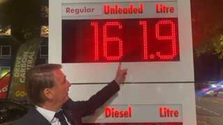 Jair Bolsonaro's bizarre 'election pitch'. Stands outside a UK pump and shoots a video