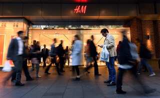 Online shopping in festive season, be careful with offers and money transactions