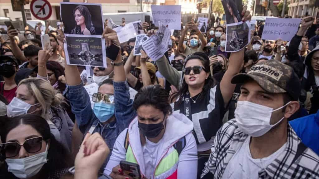 Iran anti-hijab protest: Iranian police battle protesters in Tehran