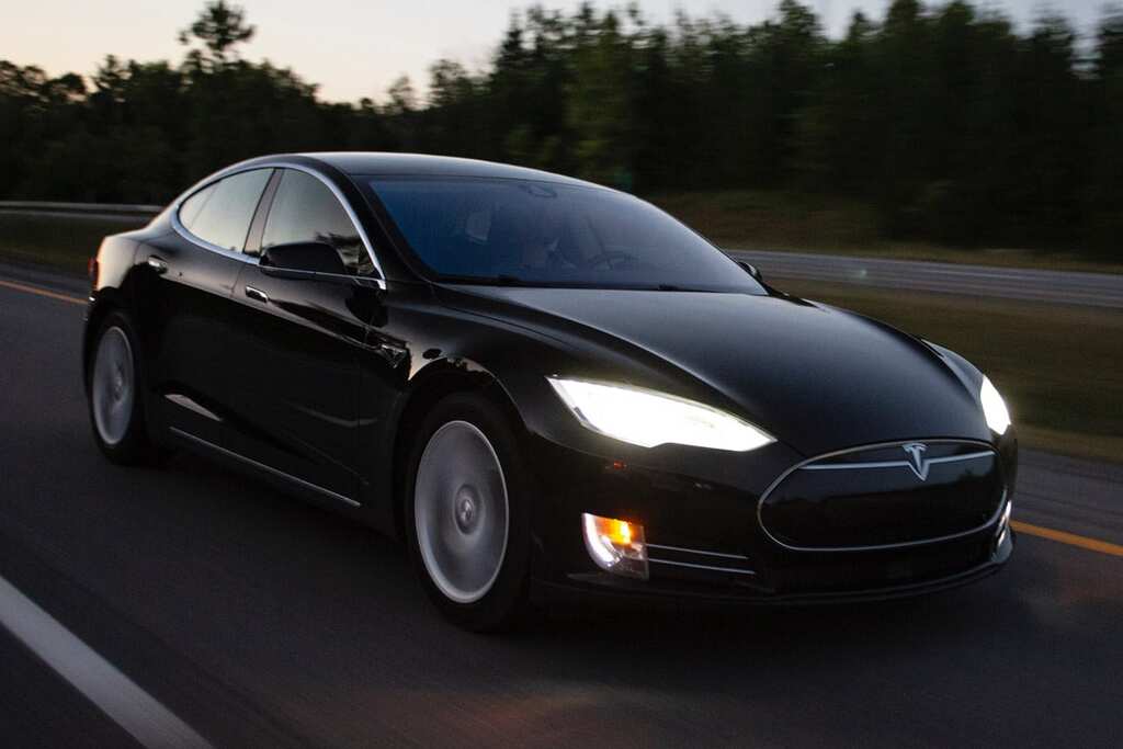 US: Tesla to update automatic window reversing software, problem found during testing