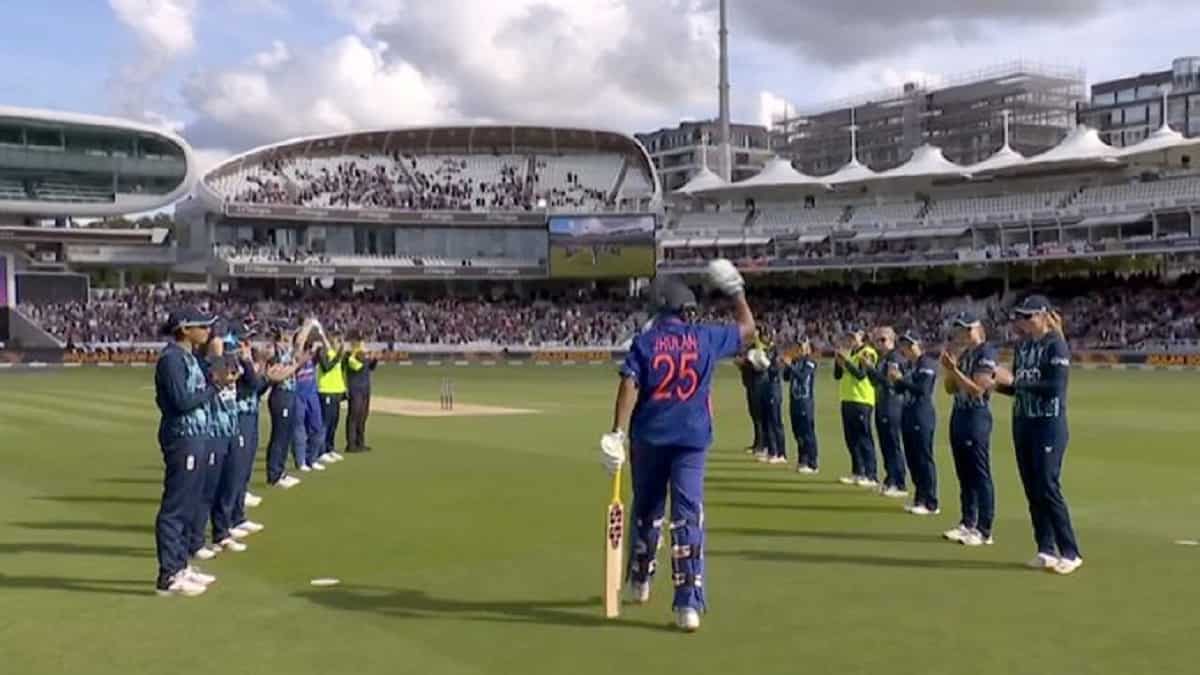 WATCH: Jhulan Goswami gets guard of honour from England as she walks out to bat in final match WATCH: Jhulan Goswami gets guard of honour from England as she walks out to bat in final match