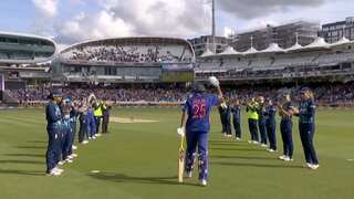 WATCH: Jhulan Goswami gets guard of honour from England as she walks out to bat in final match