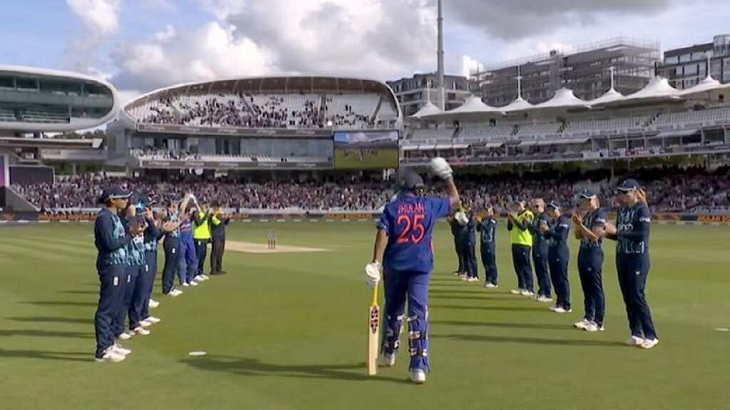 WATCH: Jhulan Goswami gets guard of honour from England as she walks out to bat in final match