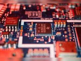 US lawmakers raise concerns with Chinese chipmaker, urge Apple to review decision