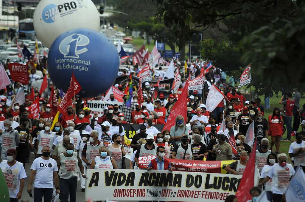 Over 10,000 civil servants take to streets in Spain over wage rise