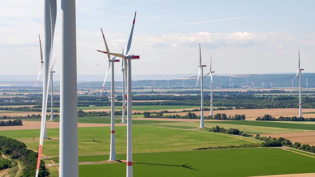 UK: Keir Starmer unveils green growth plan, intends to end reliance on Russia for energy