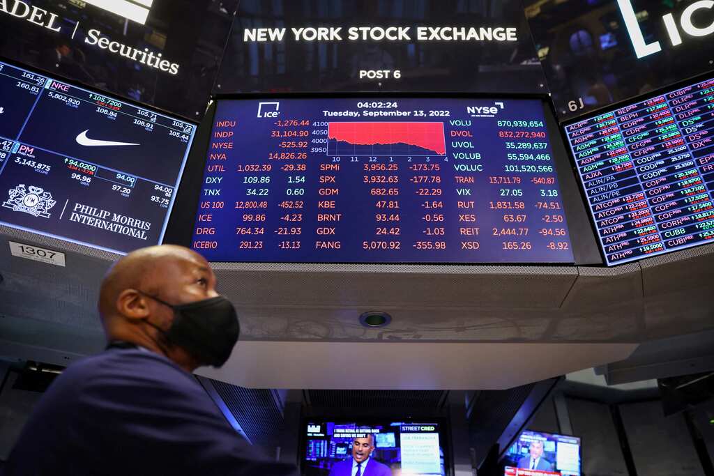 16 Wall Street firms fined $1.8bn over staff indulging in 'off-channel communications'
