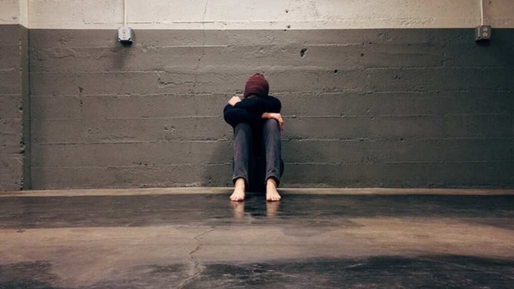 Report: Feeling unhappy, lonely can accelerate aging faster than smoking, diseases