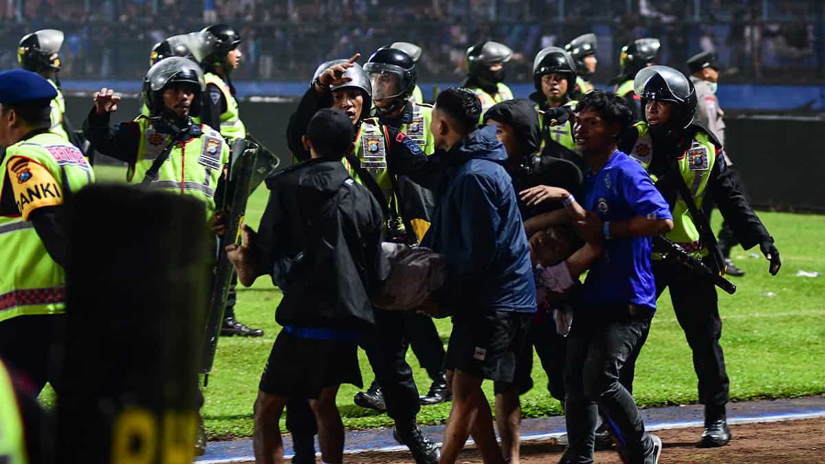 Indonesia appoints independent commission to investigate deaths in football stampede Indonesia appoints independent commission to investigate deaths in football stampede