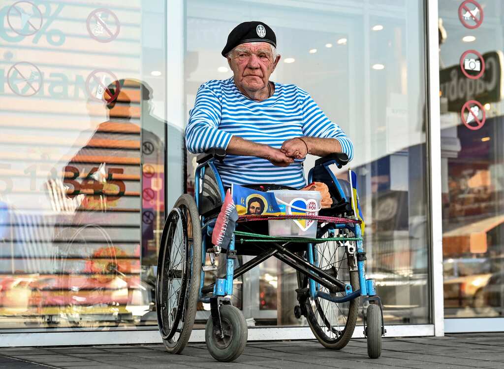 Ukrainian pensioner who lost legs defies Russian occupation
