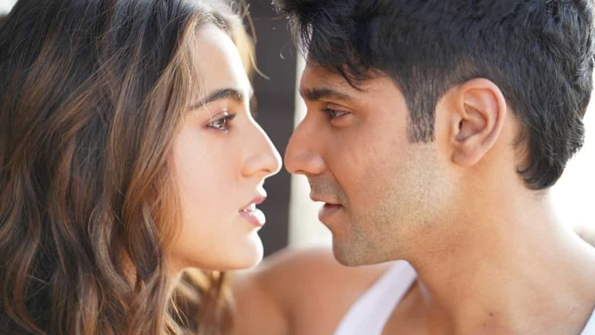 Varun Dhawan announces Sara Ali Khan's next film 'Ae Watan Mere Watan'. Details here
