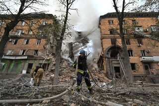 Ukraine: Russian missile destroys apartment block in Zaporizhzhia, kills woman