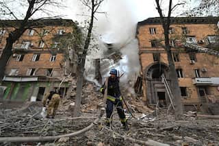 Ukraine: Russian missile destroys apartment block in Zaporizhzhia, kills woman