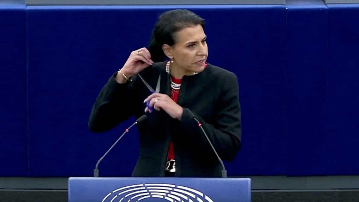 WATCH: Swedish politician cuts hair during speech in solidarity with Iranian women WATCH: Swedish politician cuts hair during speech in solidarity with Iranian women