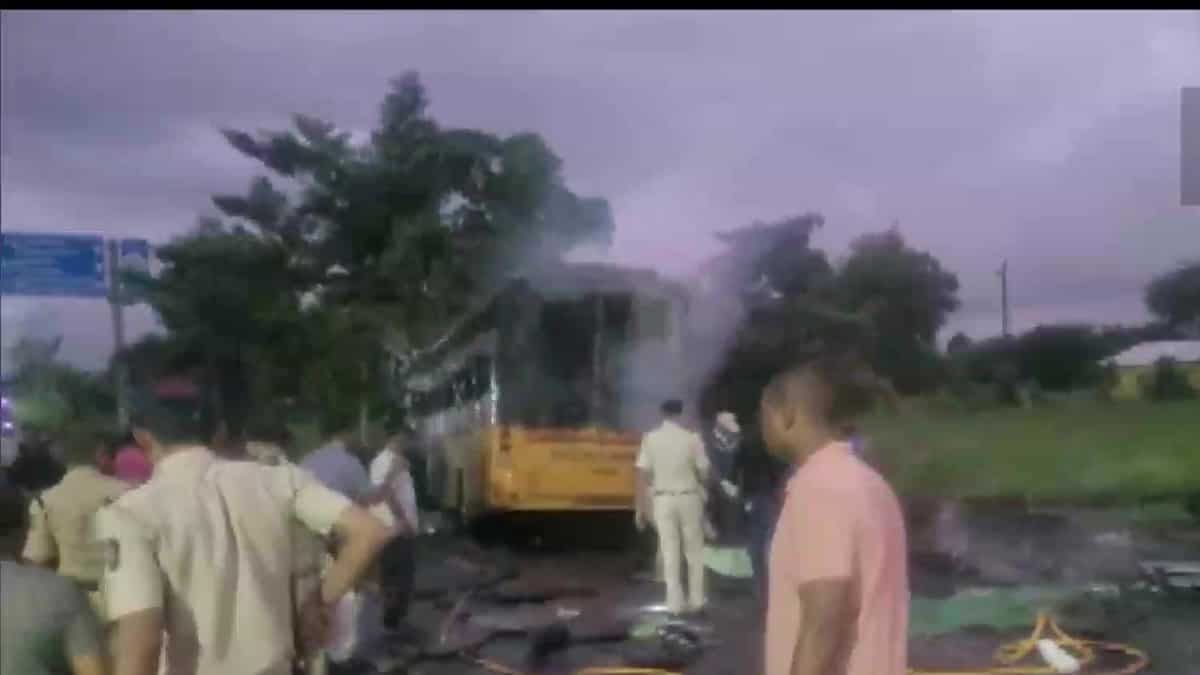 India: Bus catches fire after ramming truck in Nashik, leaves 11 dead, 24 injured India: Bus catches fire after ramming truck in Nashik, leaves 11 dead, 24 injured