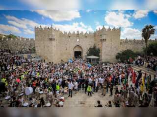 Iraqi's mark Prophet's birth with pomp and show