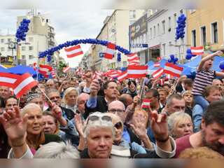 Austrians vote to elect new President; Van Der Bellen in lead