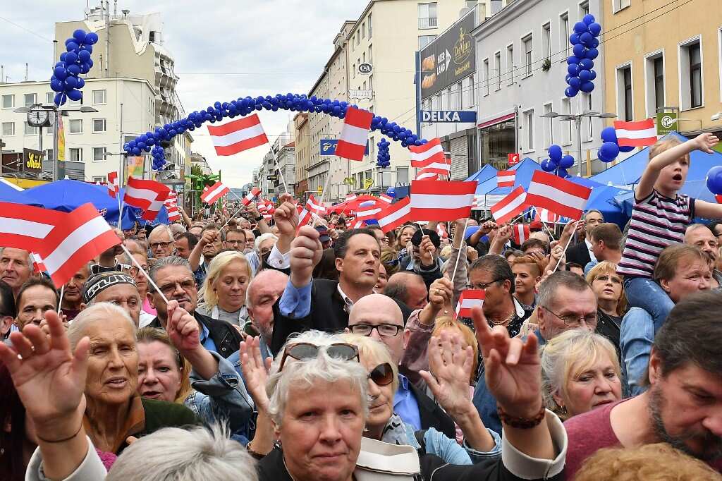 Austrians vote to elect new President; Van Der Bellen in lead
