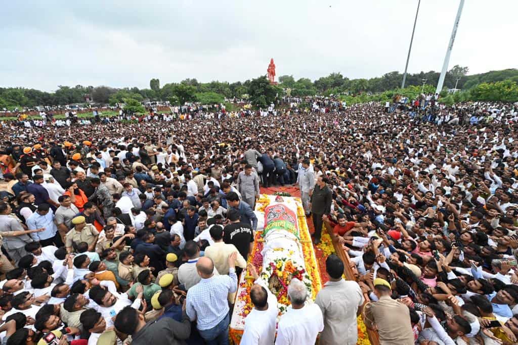 India’s veteran politician Mulayam Singh Yadav cremated with full honours  