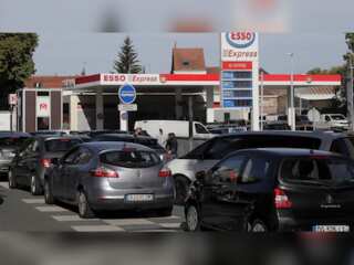 Fears of fuel shortage grow in France as refineries strike continue