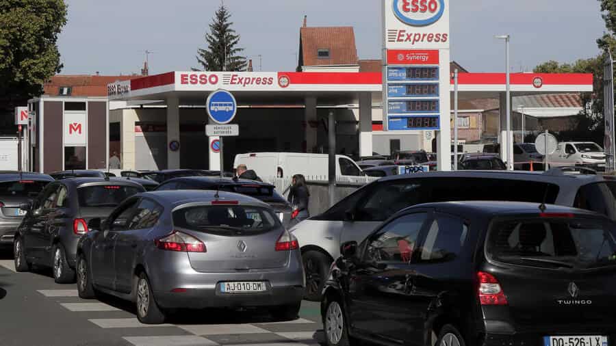 Fears of fuel shortage grow in France as refineries strike continue