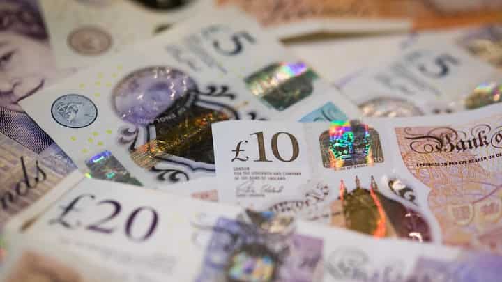 UK: Economy shrinks 0.3% in August