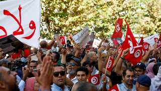 Tunisia: Protesters clash with police on second night protests