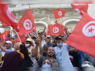 Tunisia: Protesters chant ‘the coup will fall’, demand accountability for countries economic crisis