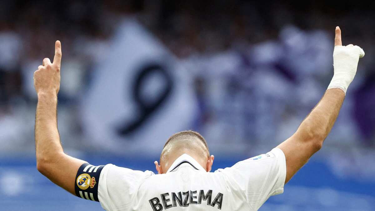 Real Madrid go top after 3-1 win over Barcelona Real Madrid go top after 3-1 win over Barcelona