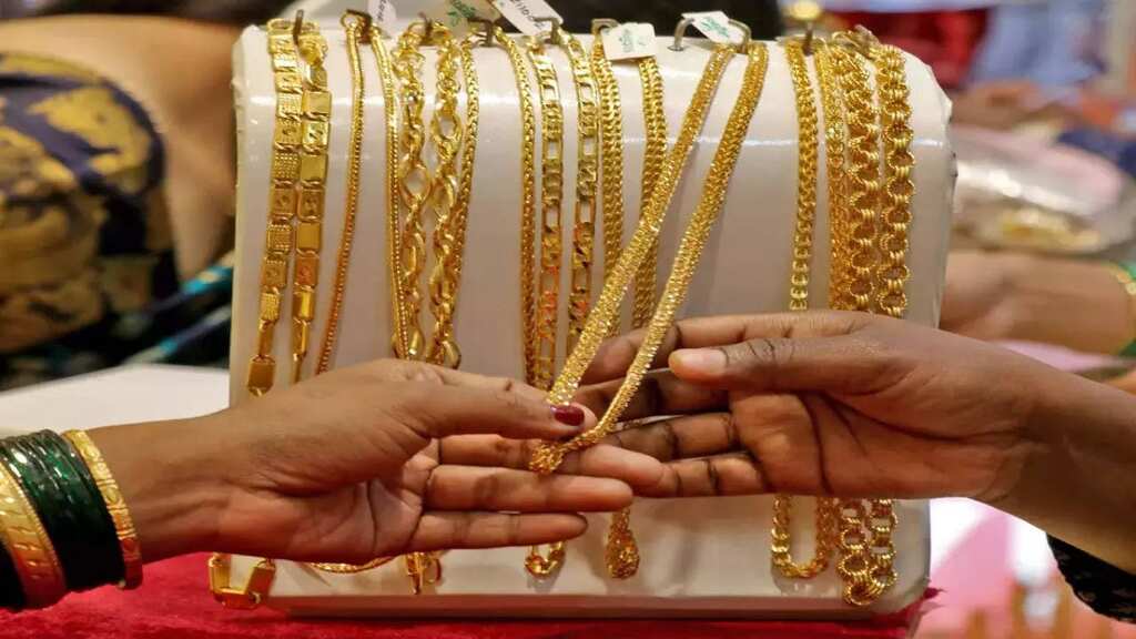 India gold market: Gold prices near one-month low