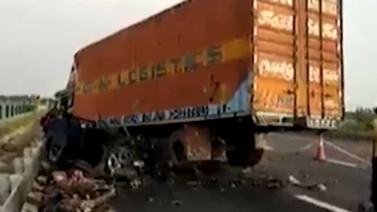 India: Four die in a car accident trying to breach the 300 kmph speed barrier India: Four die in a car accident trying to breach the 300 kmph speed barrier