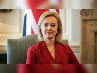 UK: PM Liz Truss says 'sorry for mistakes', battles to stay in power