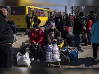 Russia's men in Kherson tell civilians to flee