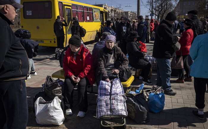 Russia's men in Kherson tell civilians to flee