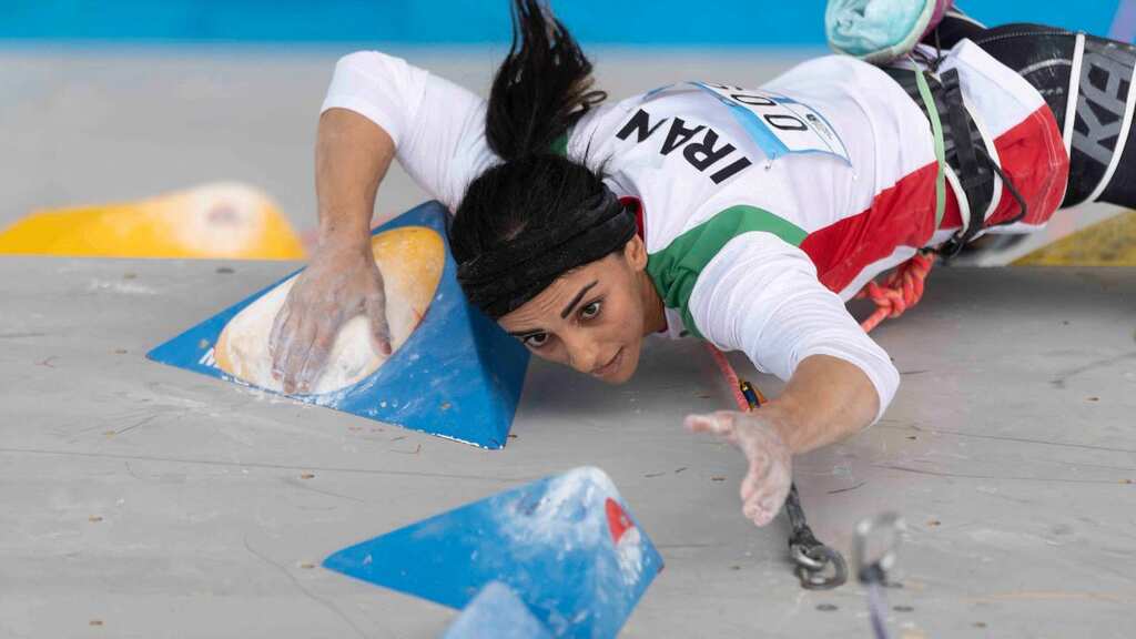 Iranian climber Elnaz Rekabi returns to Tehran; apologises to the people of Iran