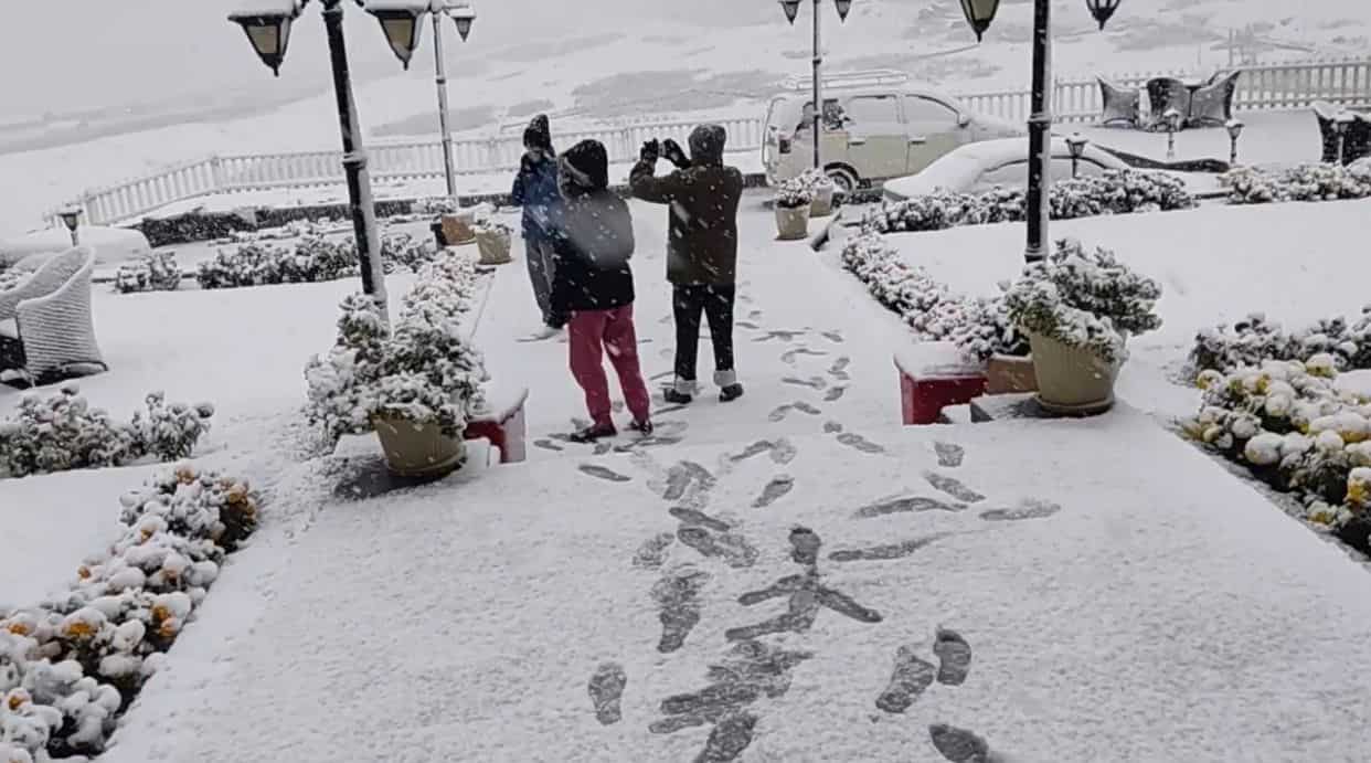 India: Higher altitudes in Kashmir region experience snowfall, tourists amazed India: Higher altitudes in Kashmir region experience snowfall, tourists amazed