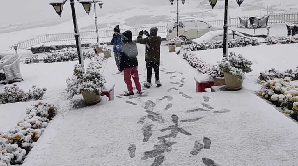 India: Higher altitudes in Kashmir region experience snowfall, tourists amazed