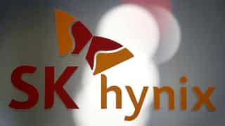 Chipmaker SK Hynix to halve investment amid looming recession