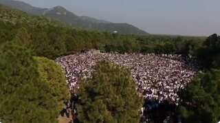 Thousands of Pakistanis attend senior journalist Arshad Sharif's funeral, politicians demand probe  