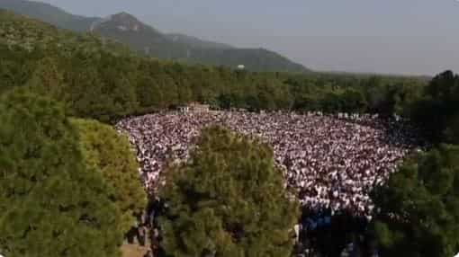 Thousands of Pakistanis attend senior journalist Arshad Sharif's funeral, politicians demand probe  