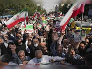 Iran: Students defy ultimatum by revolutionary guards, chant 'freedom' and 'I don't want Islamic Republic'
