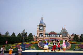 Shanghai Disneyland closes due to Covid curbs; prevents visitors from leaving