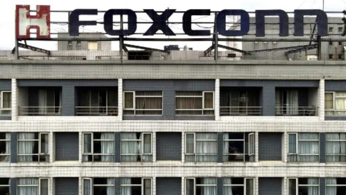 China iPhone factory staff fleeing Covid curbs will receive four times the bonus if they stay