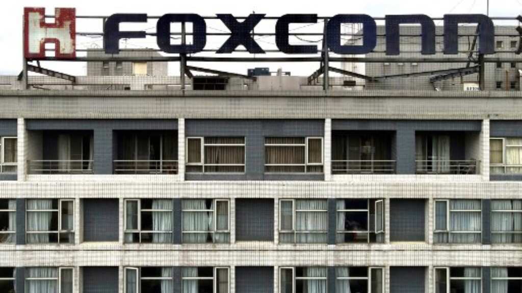 China iPhone factory staff fleeing Covid curbs will receive four times the bonus if they stay