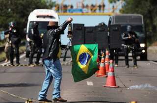 Brazilian police ordered by Supreme Court to clear roadblocks by pro-Bolsonaro truckers