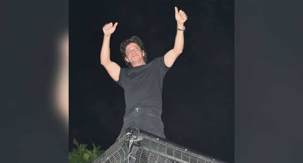Shah Rukh Khan rings in his 57th birthday with fans outside his Mumbai home, see pics, videos