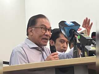 Malaysia: Opposition leader Anwar Ibrahim bids to become prime minister