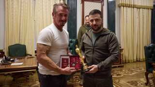 Sean Penn presents his Oscar statuette to Ukraine President Zelensky : 'When you win, bring it back to...'