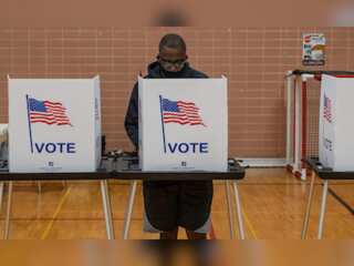 US awaits verdict on midterm elections